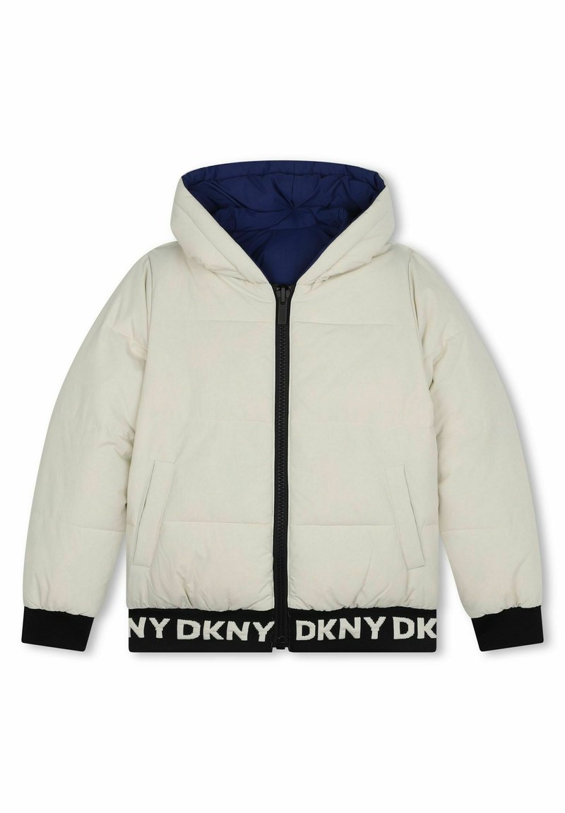 Chaqueta acolchada blanca con capucha, con un interior forrado en azul marino, cierre frontal con cremallera, bolsillos laterales y un dobladillo de canalé negro con logo.