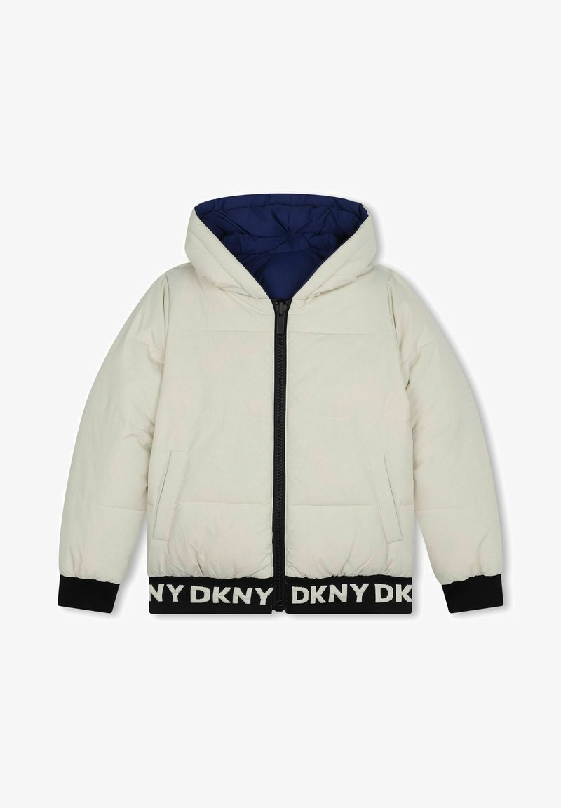 Chaqueta acolchada blanca con capucha, con un interior forrado en azul marino, cierre frontal con cremallera, bolsillos laterales y un dobladillo de canalé negro con logo.