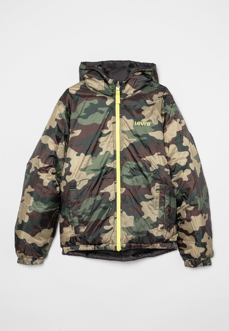 Veste rembourrée camouflage avec capuche, dotée d'une fermeture éclair jaune et d'accent. Fabriquée en nylon brillant avec des poignets élastiques et des poches.
