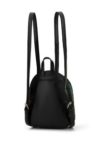 Sac à dos en cuir noir avec un accent texturé vert, forme arrondie, bretelles réglables et détails en matériel doré. Parfait pour un usage quotidien.