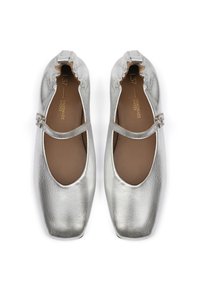 Zilveren metallic ballerina's met een afgeronde neus, geschulpte rand en een verstelbare gespsluiting. Gladde textuur, ontworpen voor comfort.