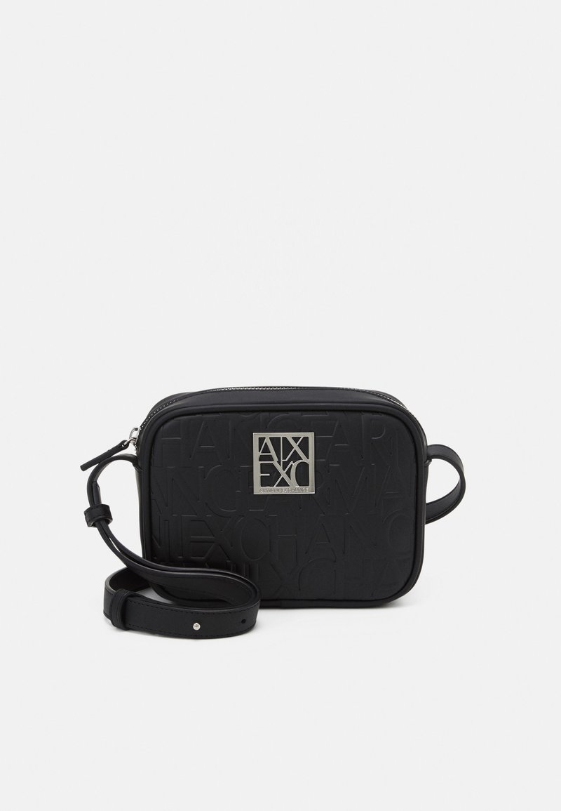 Bolso negro de bandolera hecho de material texturizado. Presenta una forma rectangular, logo en relieve y correa ajustable con herrajes metálicos.