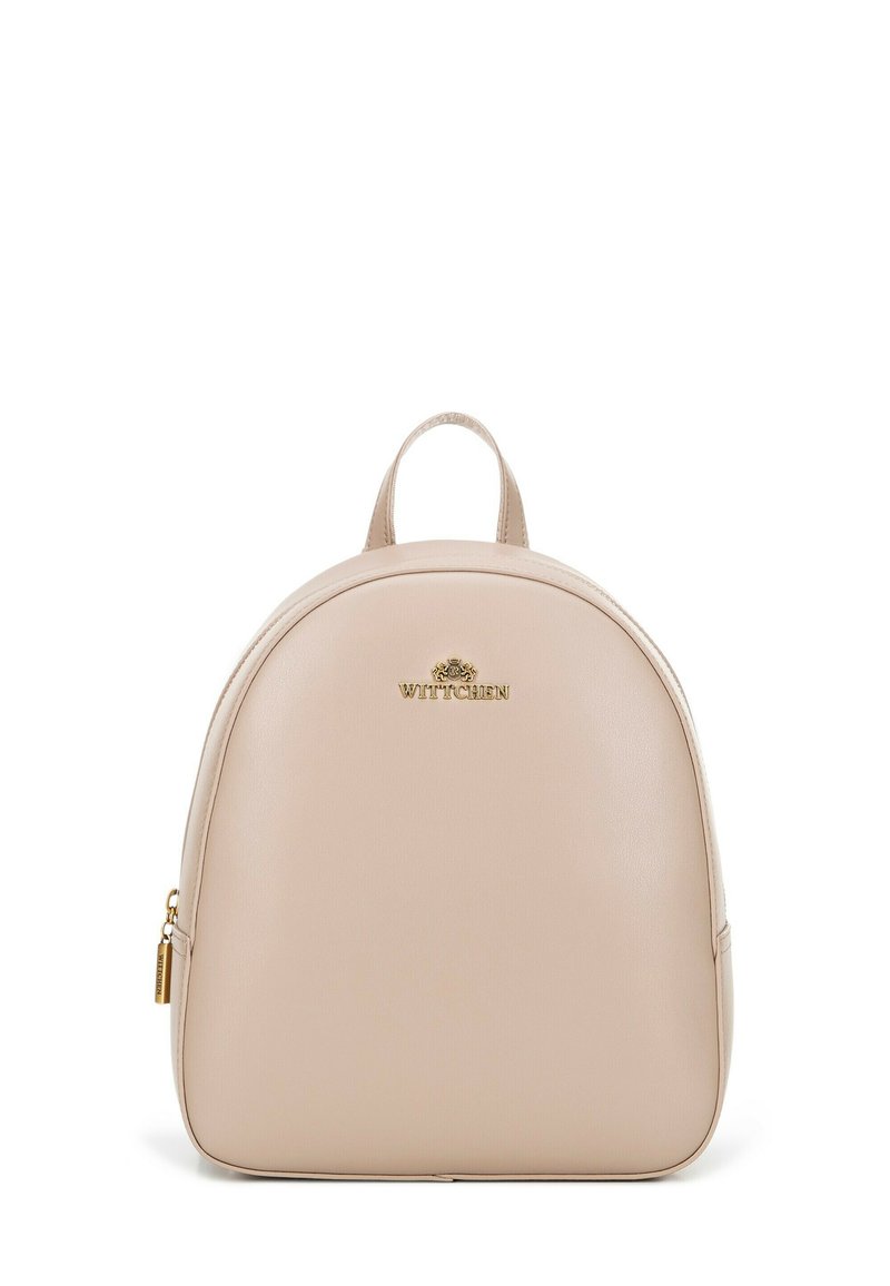 Zaino in pelle sintetica beige con forma arrotondata, dotato di manico superiore, logo dorato e chiusura con zip. Texture liscia, design minimalista.