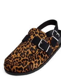 Poltopánky so leopardím vzorom, s čiernym semišovým popruhom a striebornou sponou. Vyrobené z textúrovaného materiálu s tvarovanou čiernou podrážkou.