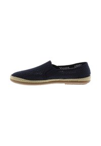 Zapato slip-on de malla azul marino con una plantilla de yute y suela de goma. Presenta un diseño transpirable y una construcción casual y ligera.