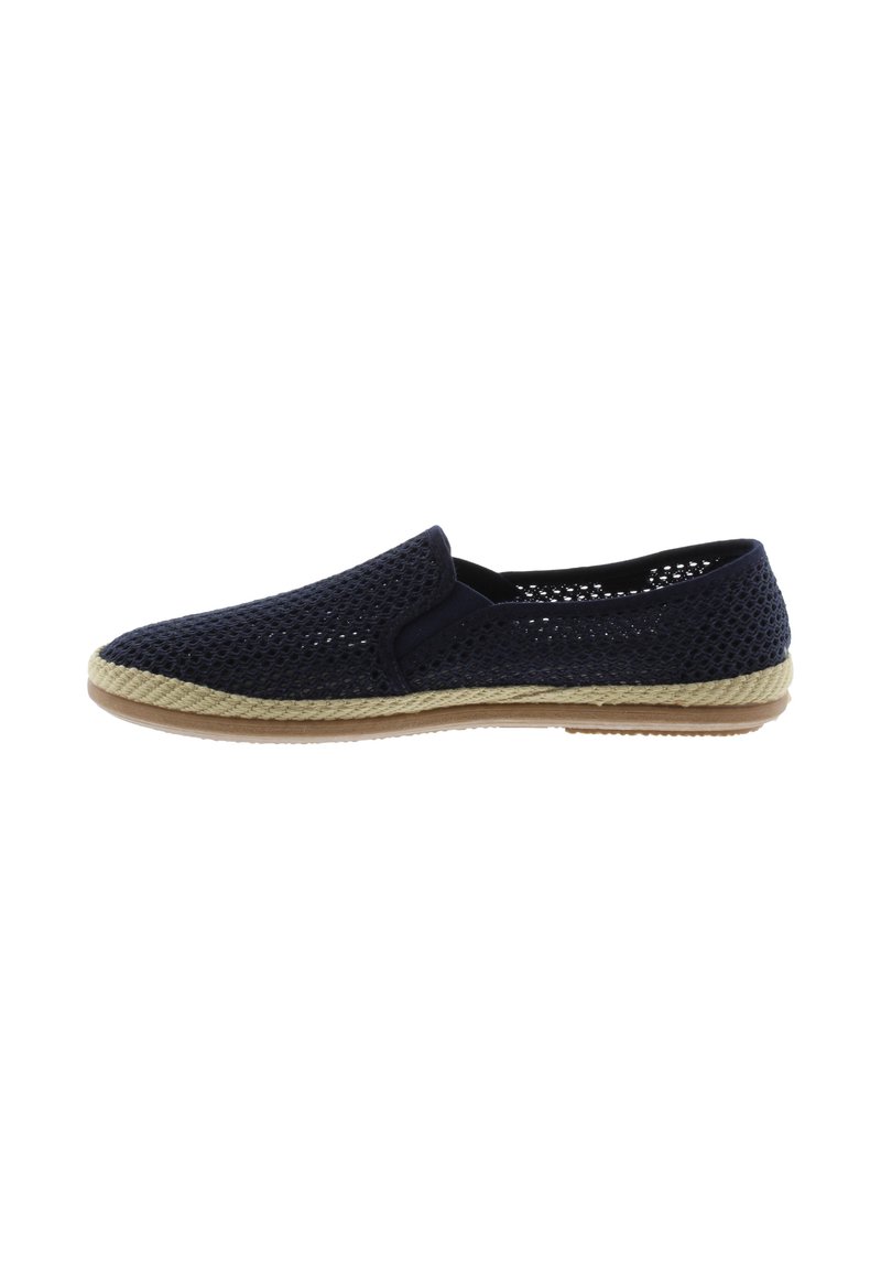 Zapato slip-on de malla azul marino con una plantilla de yute y suela de goma. Presenta un diseño transpirable y una construcción casual y ligera.