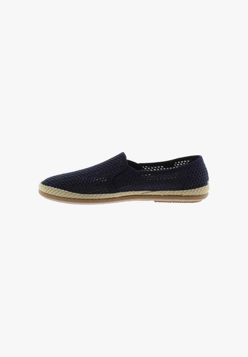Zapato slip-on de malla azul marino con una plantilla de yute y suela de goma. Presenta un diseño transpirable y una construcción casual y ligera.