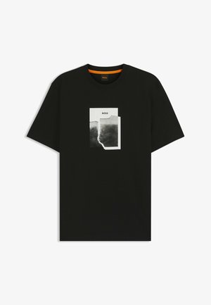 Schwarzes Kurzarm-T-Shirt mit Rundhalsausschnitt, das mit einem gerissenen schwarz-weißen abstrakten Muster und dem Text "BOSS" auf der Brust versehen ist.