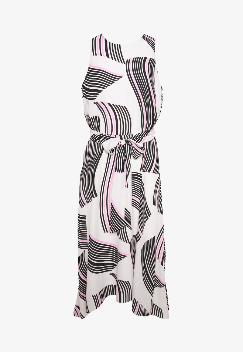 Robe midi sans manches avec des rayures ondulées abstraites noires et roses sur fond blanc, dotée d'un col rond et d'une ceinture en tissu nouée à la taille.