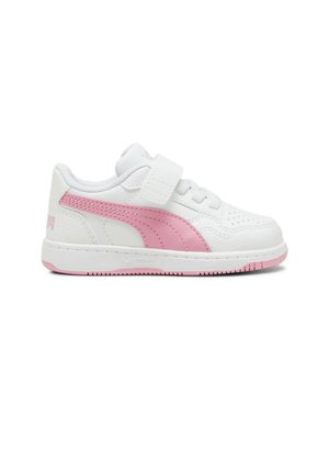 Sneaker da bambino bianca e rosa con cinturino in Velcro, banda rosa con logo Puma sul lato e dettagli rosa sulla suola su sfondo bianco.