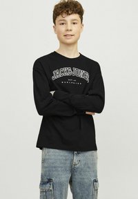 Čierne tričko s dlhým rukávom s bielou potlačou loga "JACK&JONES". Má klasický okrúhly výstrih a mäkkú bavlnu. Voľný strih.