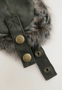 Sacchetto in tessuto verde con dettagli in pelliccia sintetica, dotato di due bottoni a pressione oro e un occhiello, che mette in mostra materiali testurizzati e un design semplice.
