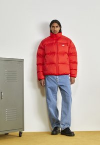 Nike Sportswear CLUB PUFFER - Jachetă de iarnă - university red/white