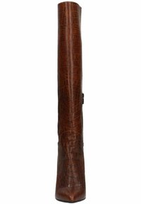 Bottes montantes en cuir marron à motif crocodile, avec un bout pointu et une silhouette fine. Présentent une texture lisse et élégante avec un minimum de ferrures.