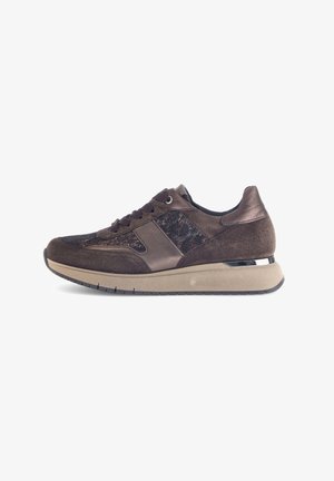 Bruine suède sneaker met een metallic bronzen accent, voorzien van ronde veters, een gestructureerde bovenkant en een dikke rubberen zool met een zilveren detail.