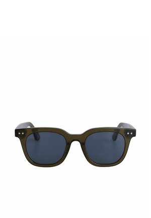 Prostokątne, ciemnozielone okulary przeciwsłoneczne z grubymi oprawkami i ciemnoniebieskimi szkłami, z dwoma małymi srebrnymi kropkami po każdej stronie w pobliżu zawiasów.