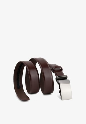 Brązowy skórzany pasek o gładkim wykończeniu, z elegancką, metaliczną, srebrną klamrą oraz teksturowanym wnętrzem dla lepszego uchwytu.