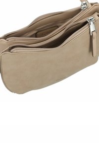 Bolso cruzado de ante beige con múltiples compartimentos con cremallera y una textura suave. Presenta herrajes plateados y un logotipo de marca sutil.