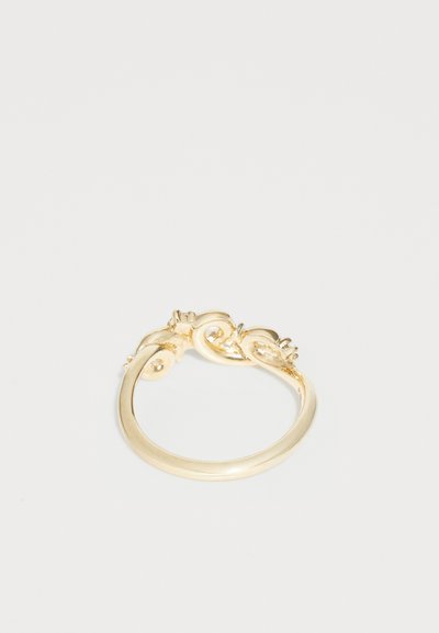 Anillo en tono dorado con un diseño retorcido, pequeñas piedras de acento, superficie lisa y una banda abierta para un ajuste ajustable.