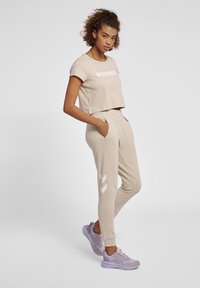 Hummel LEGACY TAPERED  - Træningsbukser - pumice stone
