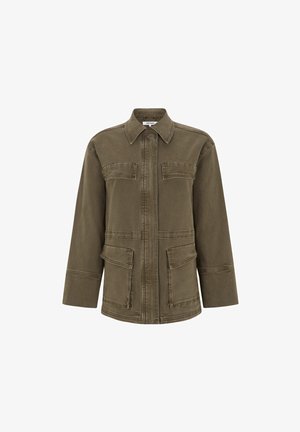 Olīvu zaļā darba jaka ar pogājamu priekšu, apkakli, diviem krūšu kabatām un divām lielām apakšējām kabatām, ar redzamām šuvju detaļām.