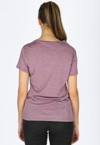 T-shirt a maniche corte e collo rotondo in un delicato mauve. Tessuto morbido con una vestibilità rilassata, caratterizzato da una trama liscia e un design semplice.
