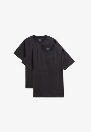 Dos camisetas de algodón negras con mangas cortas y cuellos redondos, que presentan una textura suave y sin patrones o acentos distintivos.