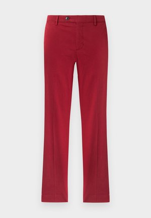 Rode rechtvallende broek met knoopsluiting en riemlussen, afgebeeld tegen een neutrale achtergrond.