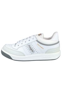 Zapatillas de piel blanca con detalles en gris, diseño perforado y cordones planos. Presenta un logo y el texto "NEW OLIMPO" en el costado. Suela de goma gruesa.