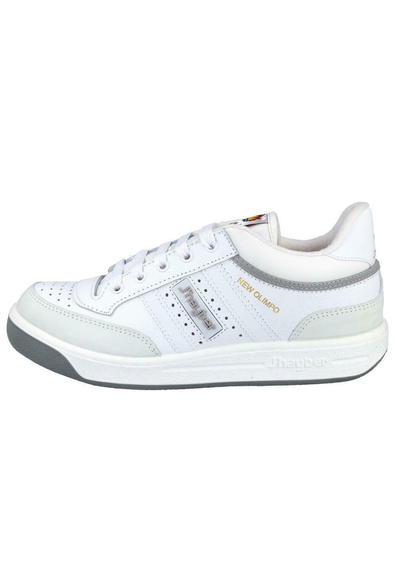 Zapatillas de piel blanca con detalles en gris, diseño perforado y cordones planos. Presenta un logo y el texto "NEW OLIMPO" en el costado. Suela de goma gruesa.