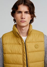 Scalpers NEW GSTAAD  - Vest - mustard