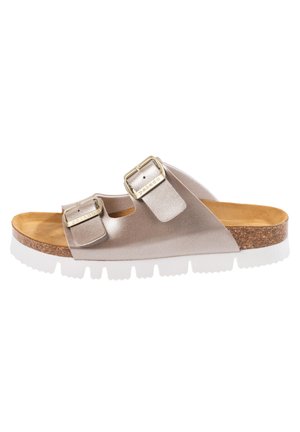 Sandal med to metalliske remme, justerbare spænder i guldtone, korksål og hvid tekstureret gummisål.