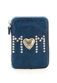 Portafoglio in pelle blu con borchie argentate e un accento metallico a forma di cuore. Chiusura con zip e cuciture blu a contrasto.