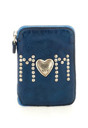 Portafoglio in pelle blu con borchie argentate e un accento metallico a forma di cuore. Chiusura con zip e cuciture blu a contrasto.