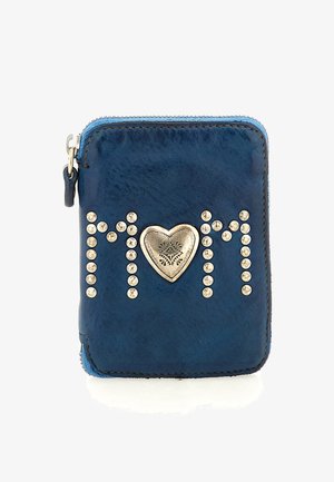 Portafoglio in pelle blu con borchie argentate e un accento metallico a forma di cuore. Chiusura con zip e cuciture blu a contrasto.