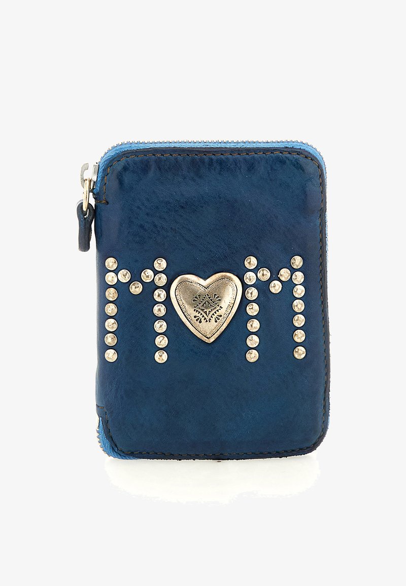 Portafoglio in pelle blu con borchie argentate e un accento metallico a forma di cuore. Chiusura con zip e cuciture blu a contrasto.