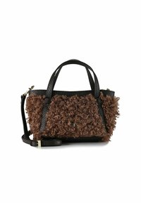 Bolso de mano marrón de piel sintética rizada con detalles en cuero texturizado negro. Cuenta con asas dobles y una correa de hombro desmontable. Detalles de hardware en dorado.