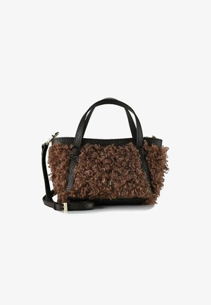 Bruine krullende nep-bont handtas met zwarte gestructureerde leren accenten. Beschikt over dubbele handvatten en een afneembare schouderriem. Gouden hardware details.