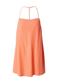 Ein ärmelloses korallenfarbenes Kleid mit lockerer Passform, das dünne Träger und einen mittellangen Saum aufweist. Der Stoff scheint texturiert und leicht zu sein.