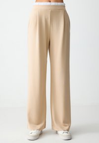 RELAXED FIT HIGH WAIST - Pantaloni - beige