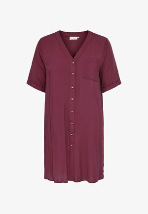 Camisa de botones burdeos con cuello en V, mangas cortas, un bolsillo en el pecho y una tela suave y ligera. Presenta botones metálicos decorativos.
