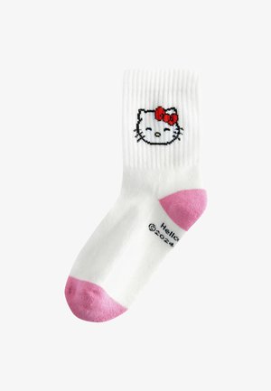 Șosetă albă până la gleznă cu un design Hello Kitty în culorile negru și roșu pe față, având accente roz la călcâi și la vârf. Textură cu nervuri.