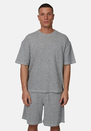 Grijs gebreid tweedelig outfit met een top met korte mouwen en shorts met een verticale streepjespatroon; losse pasvorm en zachte textuur.