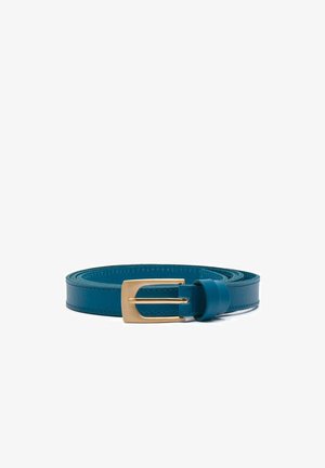 Cintura in pelle teal con finitura liscia, dotata di una fibbia rettangolare dorata e di un passante per tenere la tracolla in eccesso.