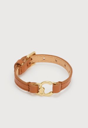 Bracciale in pelle marrone con fibbia dorata e chiusura decorativa in oro, regolabile con più fori, su sfondo bianco.