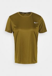 Olivgrön Nike Dri-FIT t-shirt i ett mjukt tyg, med korta ärmar och en liten vit Nike-logotyp på bröstet.