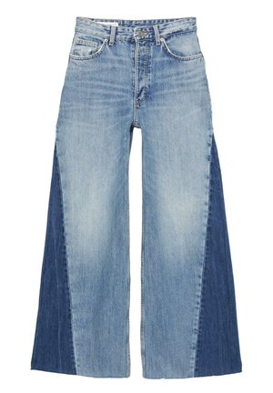 Jeans a gamba larga in denim blu, con un design gradient che alterna pannelli di blu chiaro e scuro. Stile classico a cinque tasche e chiusura con zip frontale.