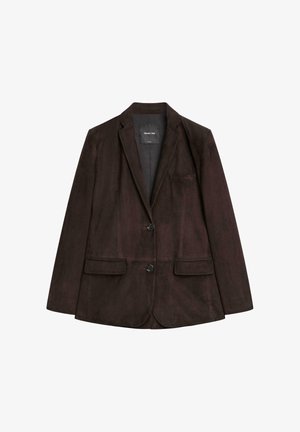Blazer en daim marron avec revers cranté, fermeture à un bouton, deux poches avant et une poche poitrine. Texture lisse et design ajusté.
