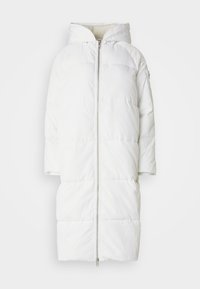 Manteau blanc en duvet avec capuche, fermeture éclair à l'avant, manches courtes et design matelassé pour l'isolation, offrant une texture lisse et douce.