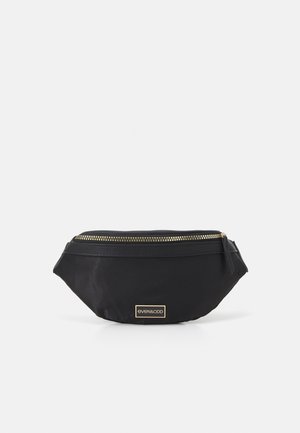 Schwarze Stoff-Gürteltasche mit goldenem Reißverschluss und kleinem goldenen rechteckigen Logo mit der Aufschrift „even&odd“ vorne.